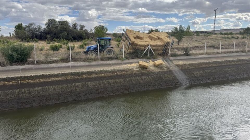 Römorktan kanala düşen genç kayboldu