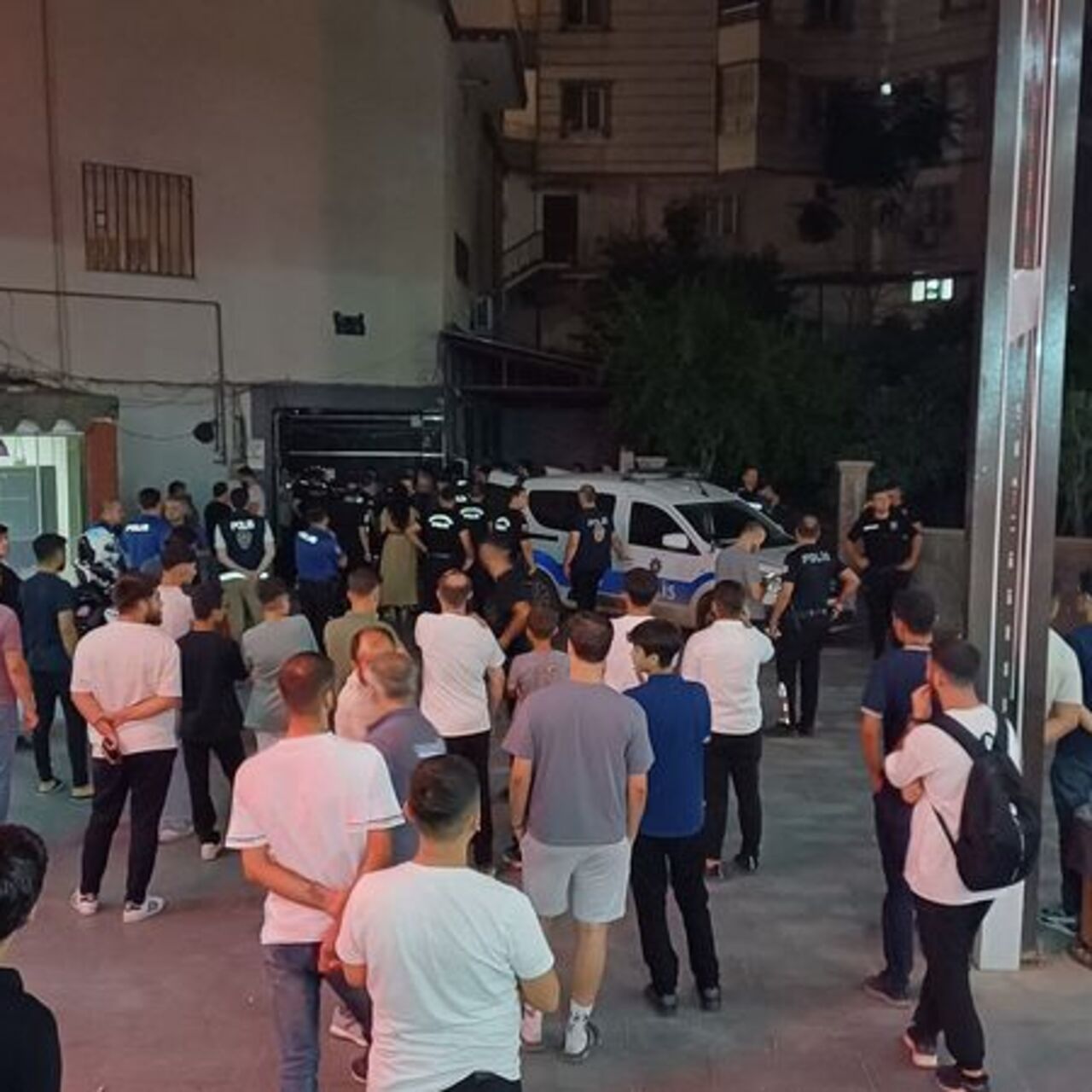 Polise teslim olmamak için direndi