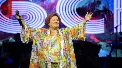 Dakikalarca ayakta alkışlandı