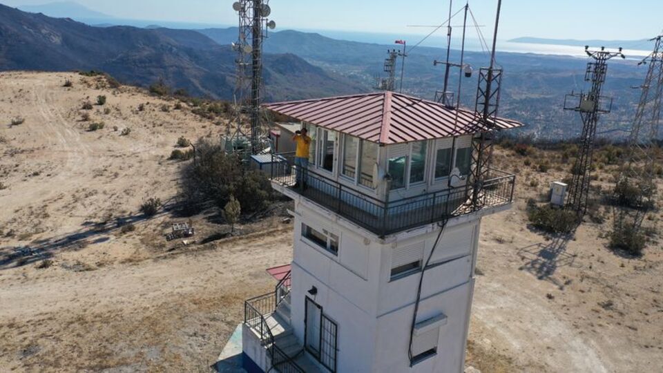 Ateş çemberinde kaldı, canı pahasına görevini bırakmadı