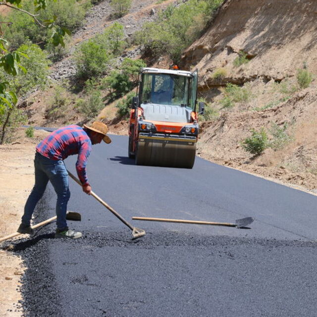 Hakkari'de hedef 100 kilometre sıcak asfalt
