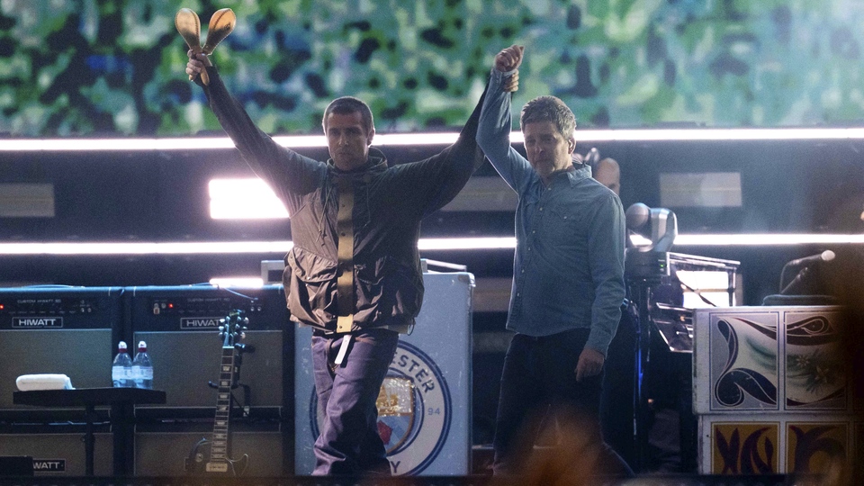 16 yıl sonra aynı sahnede el ele