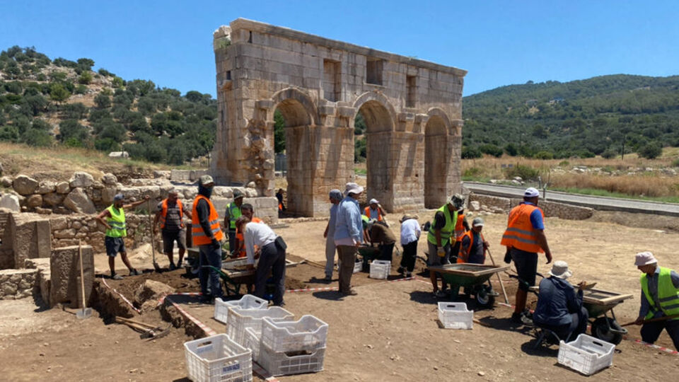 Patara'nın dükkanları gün yüzüne çıkarılıyor