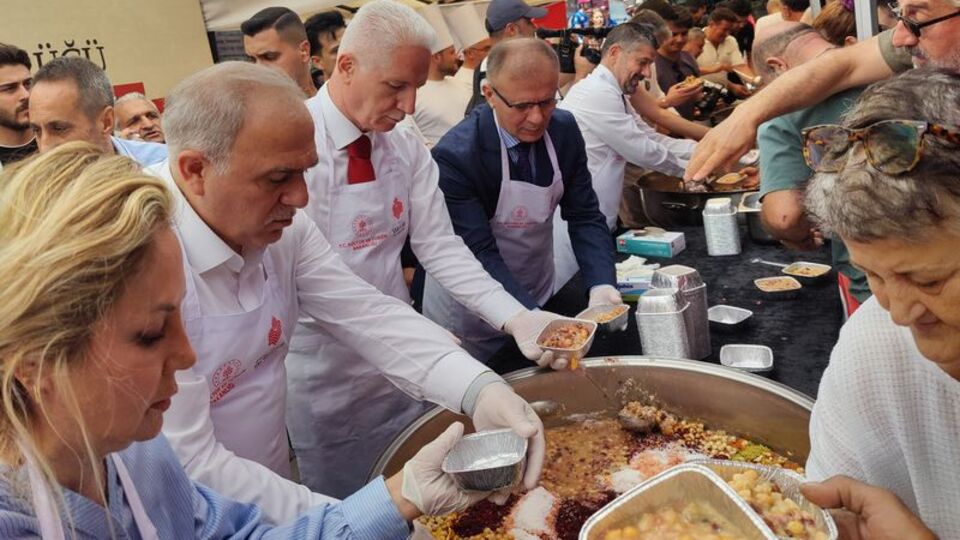 Vali Gül, Mısır Çarşısı'nda aşure dağıttı