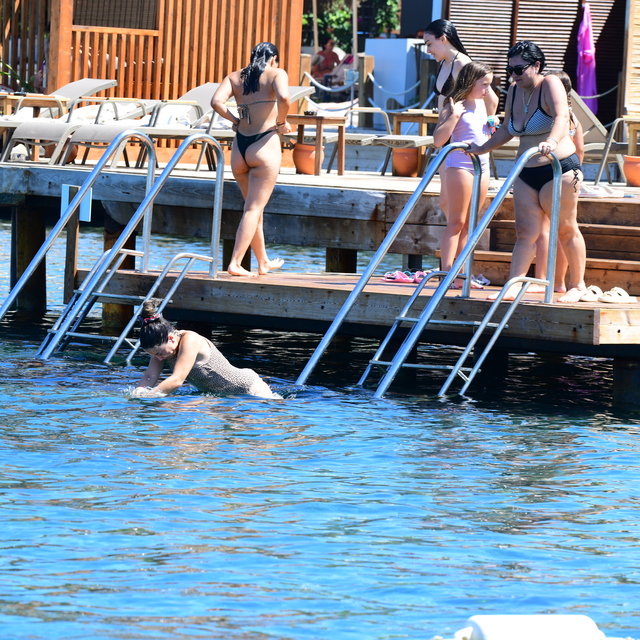 Ege sularında serinledi