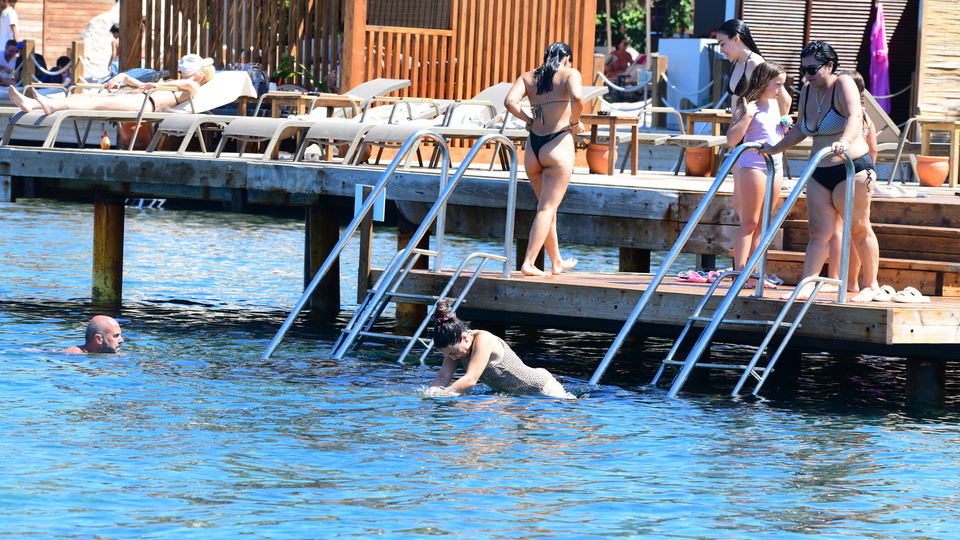 Ege sularında serinledi