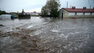 Ev, ahır ve araçlar zarar gördü