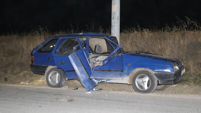 Otomobil direğe çarptı: 4 yaralı