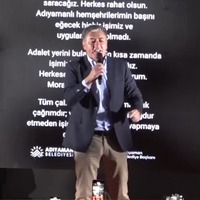 CHP Grup Başkanvekili Murat Emir sahneden düştü | Son dakika haberleri thumbnail
