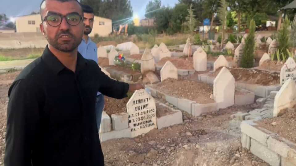 Aileden izin almadan defnedilen cenazeyi başka mezara taşıdılar!