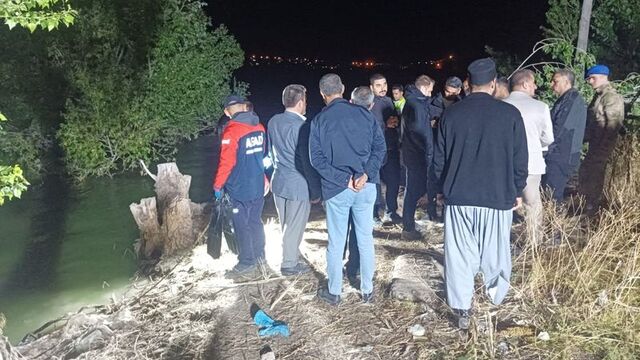 Serinlemek için girdiği barajda kayboldu