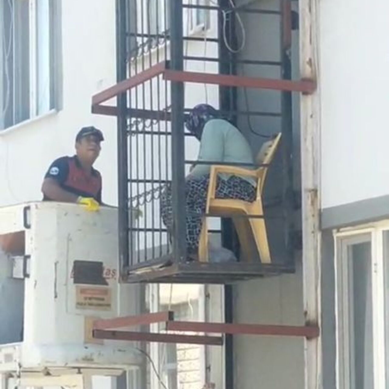 Bina dışındaki asansörde mahsur kaldı