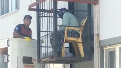 Bina dışındaki asansörde mahsur kaldı