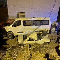 İnanılmaz kaza! Otomobilin üzerine minibüs düştü!