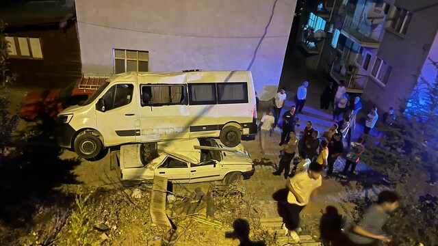 İnanılmaz kaza! Otomobilin üzerine minibüs düştü!