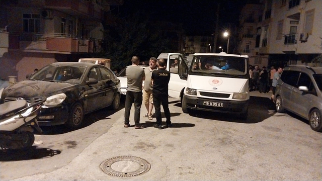 Kız kardeşini öldürüp başını kesmeye çalıştı!