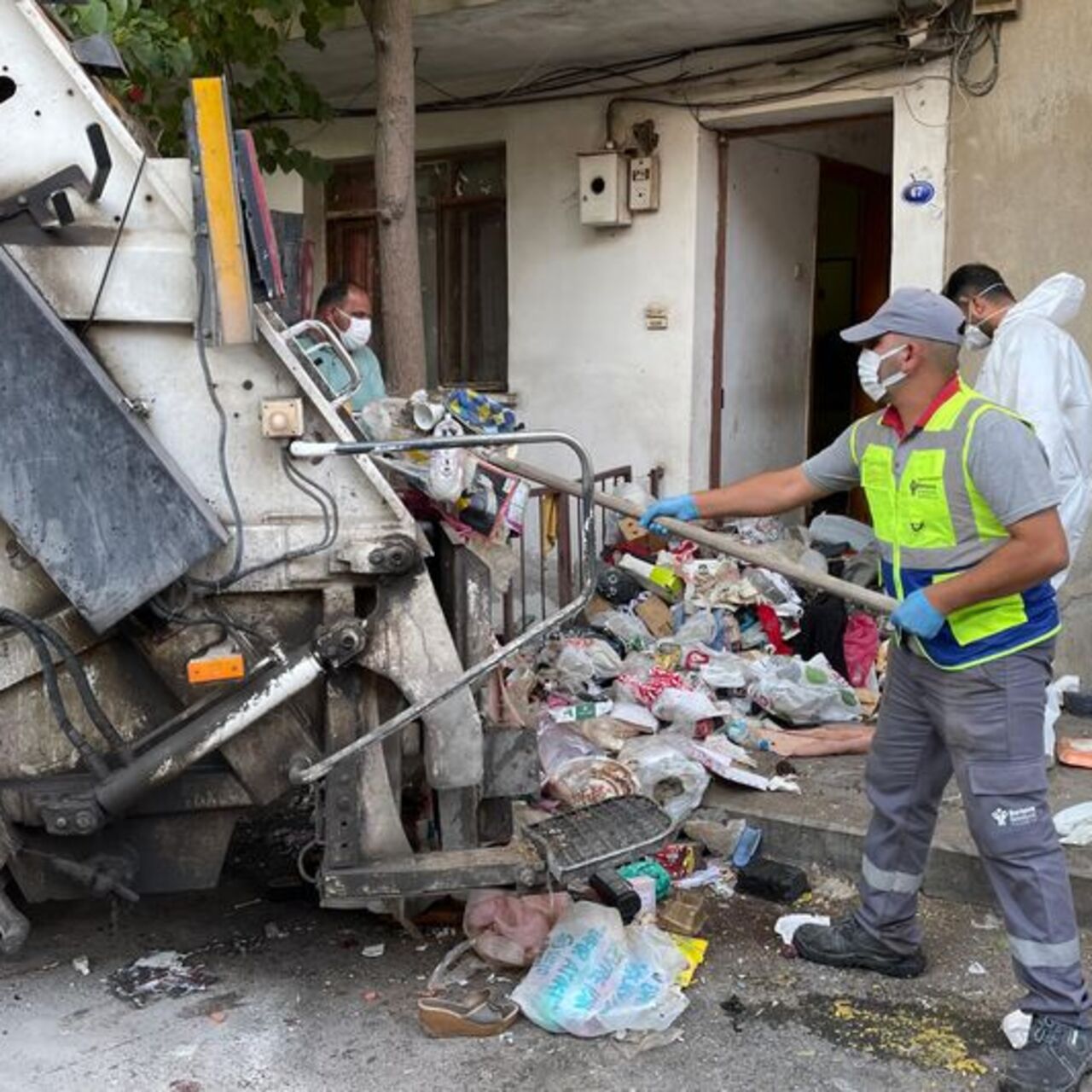 İzmir'de evden kamyon dolusu çöp çıktı