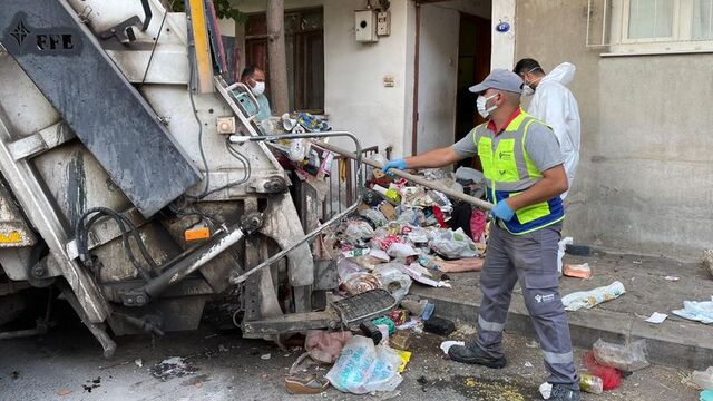 İzmir'de evden kamyon dolusu çöp çıktı