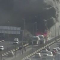 Metrobüs alevlere teslim oldu