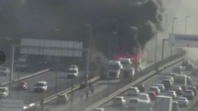 Metrobüs alevlere teslim oldu