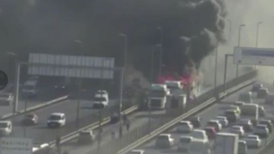 Metrobüs alevlere teslim oldu