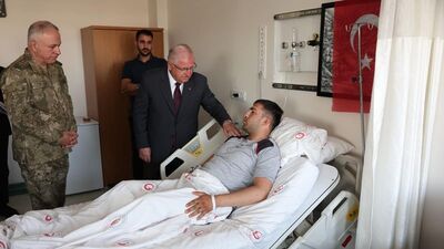 Hastanedeki Mehmetçiklere ziyaret