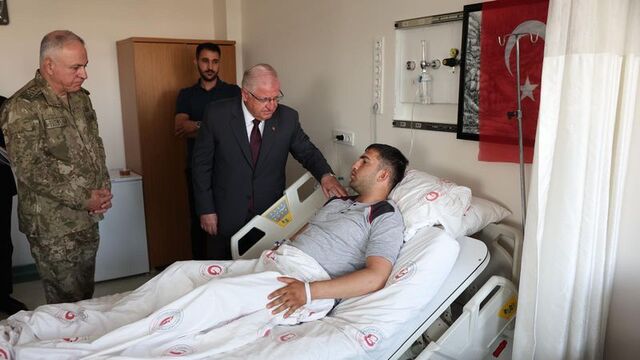 Hastanedeki Mehmetçiklere ziyaret