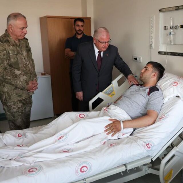 Hastanedeki Mehmetçiklere ziyaret
