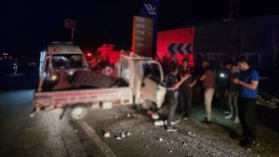 Kamyonet ile taksi çarpıştı: 4 yaralı