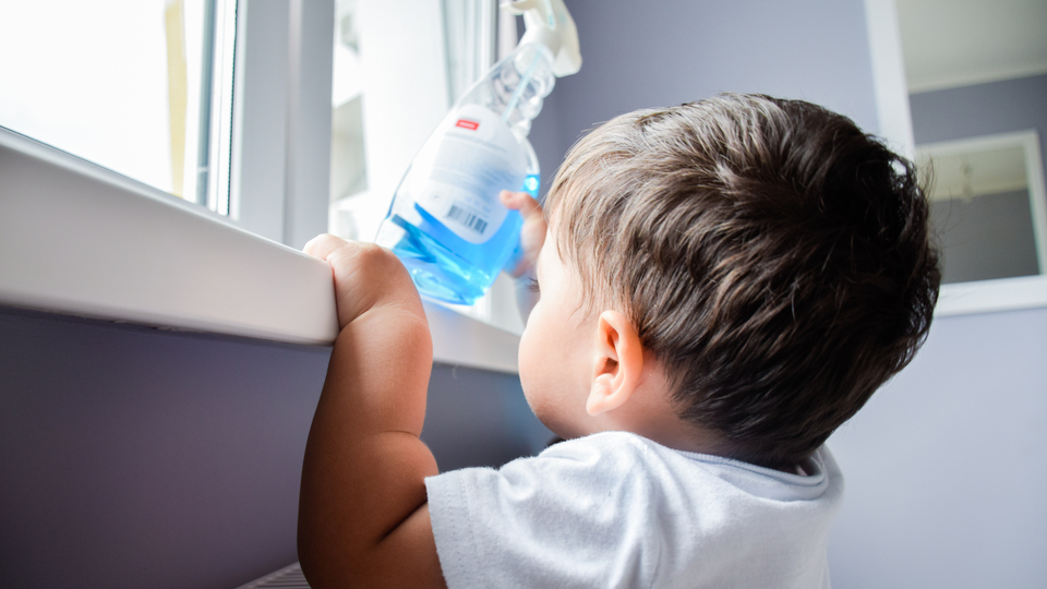 Yakıcı madde içen çocuğu kusturmayın!