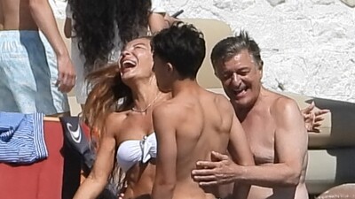 Denizde neşeli sohbet