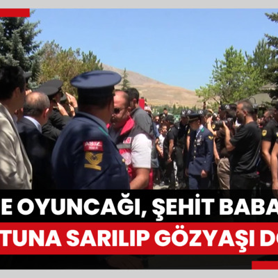Elinde oyuncağı, şehit babasının tabutuna sarılıp gözyaşı döktü