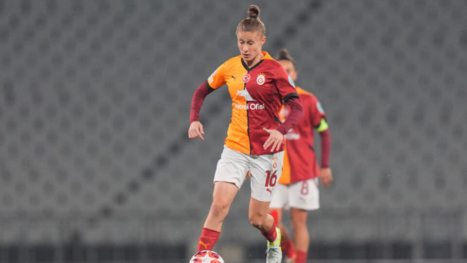 G.Saray Ebru Topçu'nun sözleşmesini uzattı