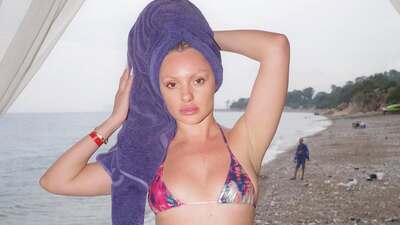 Rumen şarkıcı tatil için Antalya'yı seçti