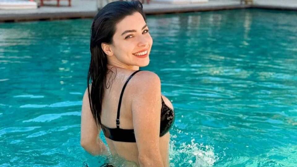 Ünlü oyuncunun havuz pozu