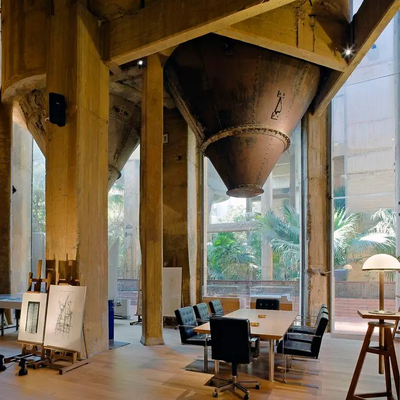 Terk edilmiş fabrikayı eve dönüştürmesi 45 yıl sürdü