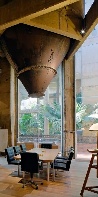 Terk edilmiş fabrikayı eve dönüştürmesi 45 yıl sürdü