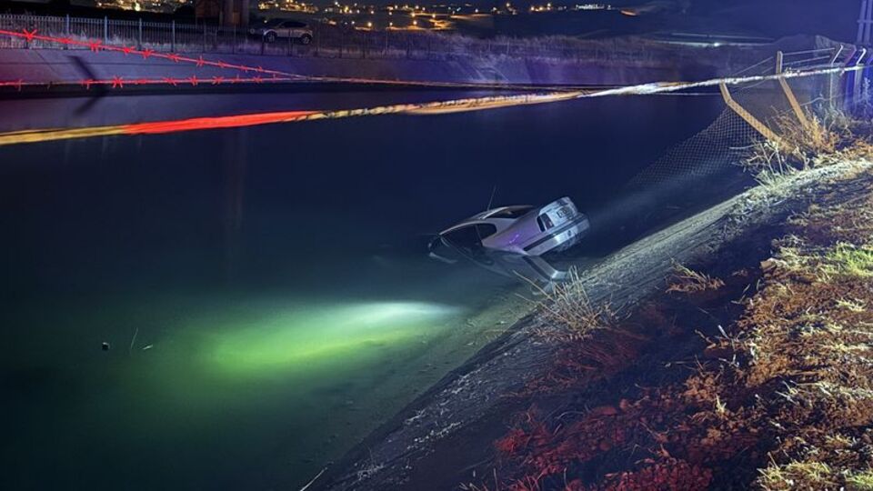 Otomobil sulama kanalına devrildi! Baba ve oğlu öldü, 2 kişi yaralandı