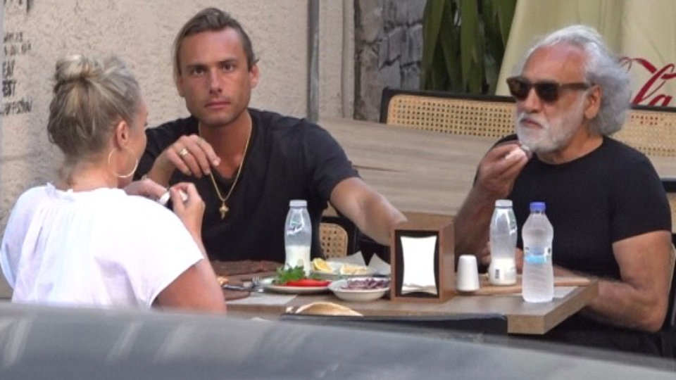 Ailece yemek yediler