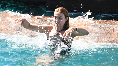 Kendini serin sulara bıraktı