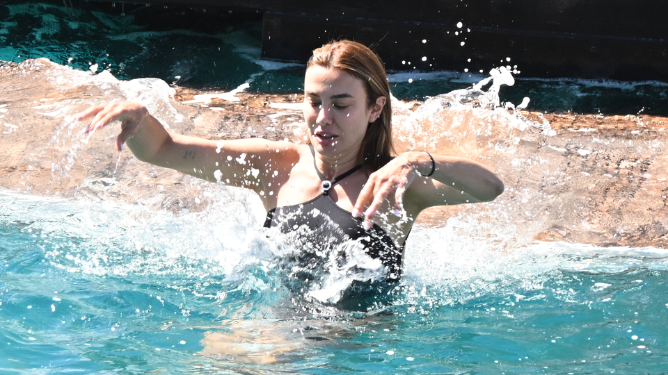 Kendini serin sulara bıraktı