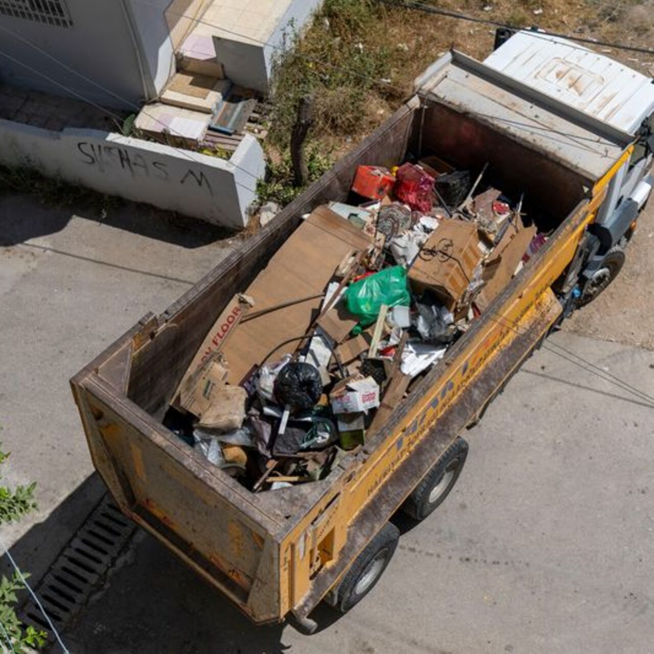 Mersin'de bir evden 10 kamyon çöp çıktı