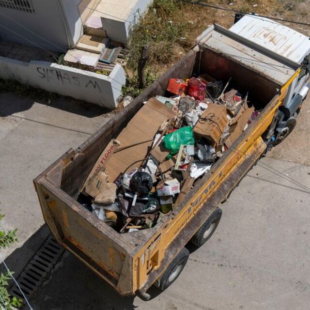 Mersin'de bir evden 10 kamyon çöp çıktı