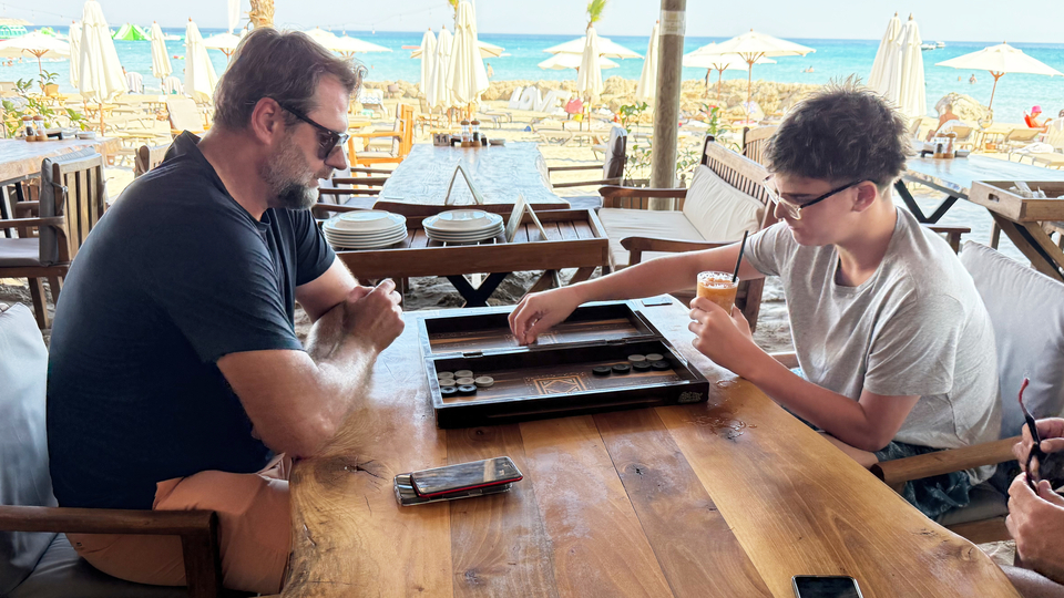 Baba - oğulun tavla mücadelesi