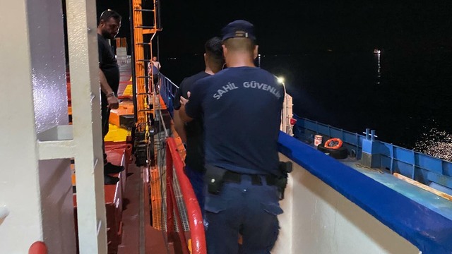 Kaptan yolda fark etti! Gemiye gizlice girip saklandılar!