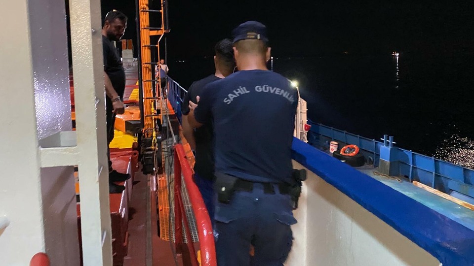 Kaptan yolda fark etti! Gemiye gizlice girip saklandılar!