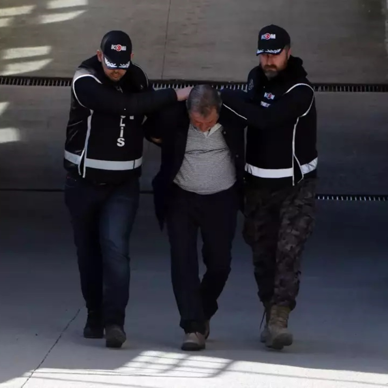 Duruşmada mahkeme heyetine küfretti!