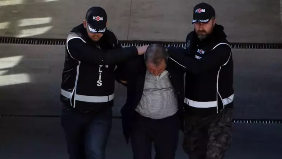 Duruşmada mahkeme heyetine küfretti!