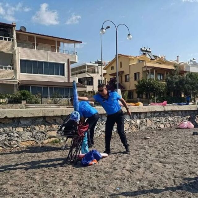 Ayvacık'ta şemsiye ve sandalyeler kaldırıldı