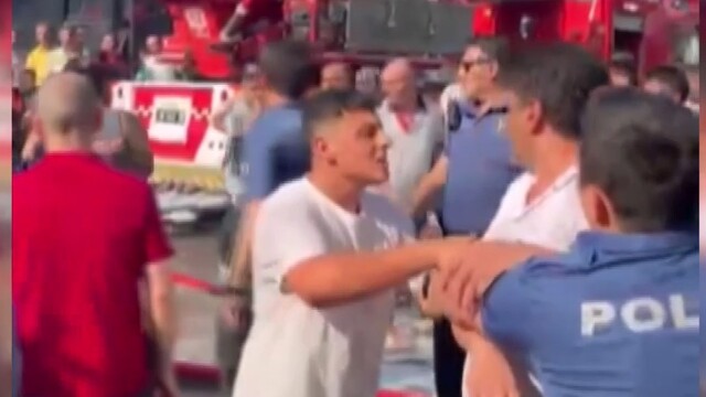 Yangın yerinde itfaiyeciyi darbettiler